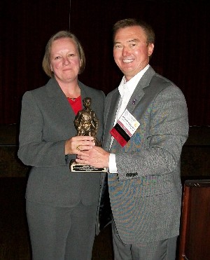 Following her keynote dinner speech at the C4IST Exhibition in October, Gen. Napper (l) receives thanks from Besselman.